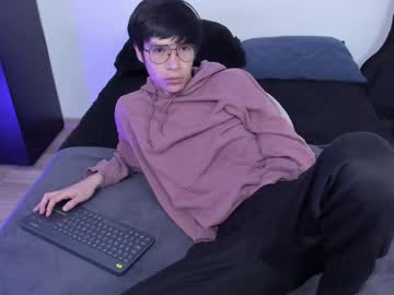 See Andy_twiink online Now @ diddle.cam